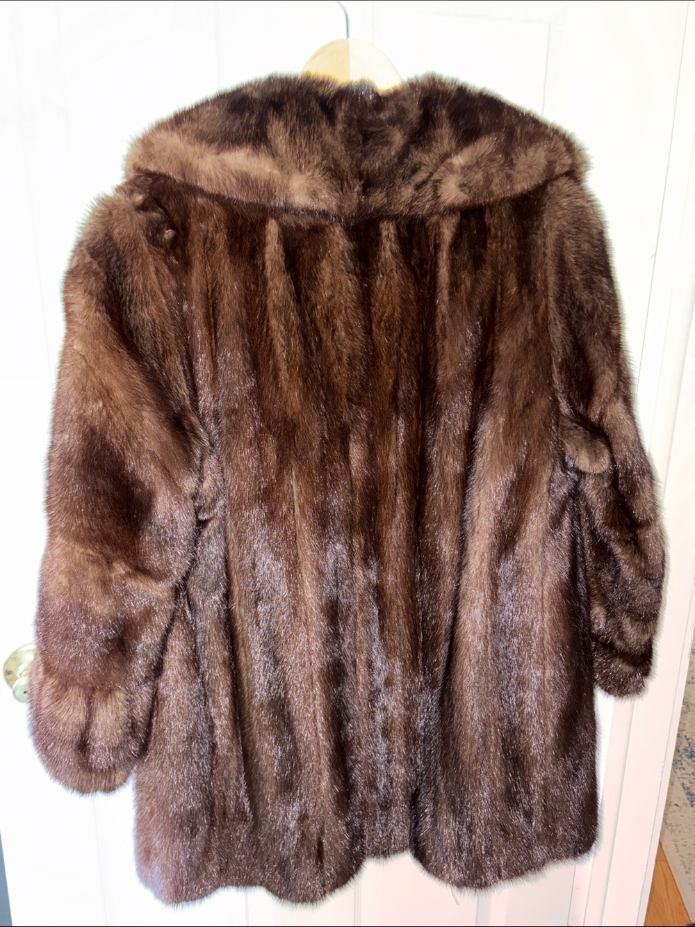 Luxurious Brown Fur Coat - Picture 4 of 5